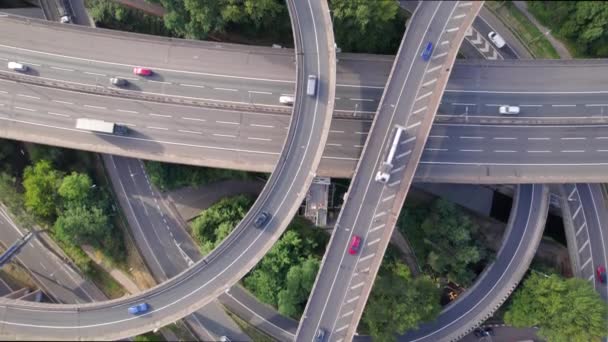 驾驶车辆通过混合式保龄球交汇处的空中景观 — 图库视频影像