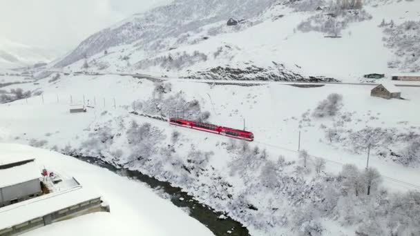 Snow Train Στην Ελβετία Χρησιμοποιείται Για Μεταφορά Επιβατών Και Σκιέρ — Αρχείο Βίντεο