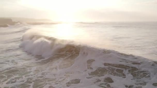 Ocean Waves Crashen Tegen Rotsachtige Oevers Van Kustlijn — Stockvideo