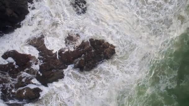 Ocean Waves Crashen Tegen Rocky Shores — Stockvideo