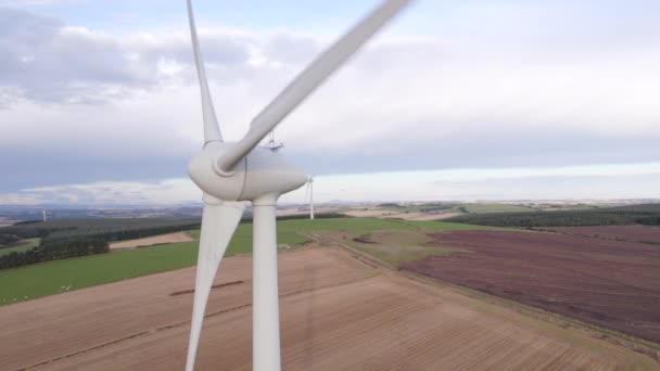 Turbină Eoliană Onshore Care Generează Energie Regenerabilă — Videoclip de stoc
