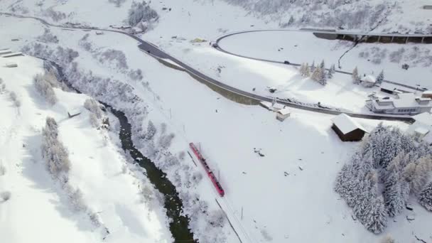 スイスの雪の列車は 乗客やスキー場へのスキー場へのシャトルバスに使用 — ストック動画