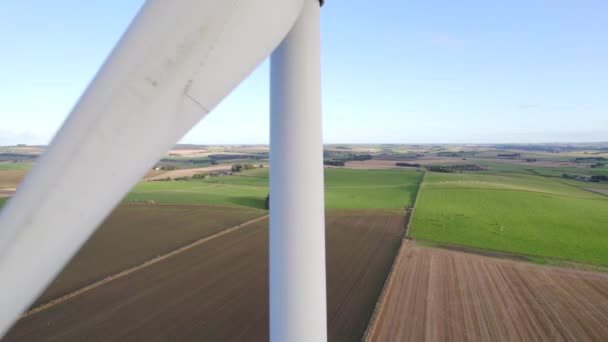 Zavřít Letecký Pohled Větrnou Turbínu Která Generuje Obnovitelnou Energii — Stock video