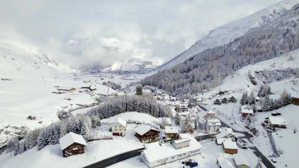 冬のスイスの雪に覆われた病院村 — ストック動画