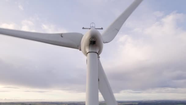 Una Turbina Eólica Tierra Que Genera Energía Renovable — Vídeos de Stock