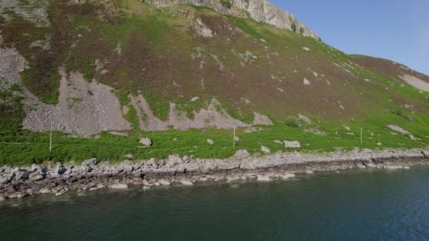 Летючи Вздовж Узбережжя Святого Острова Шотландії Прекрасними Горами — стокове відео