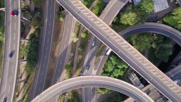 Voertuigen Die Rijden Een Spaghetti Interchange Bird Eye Aerial View — Stockvideo