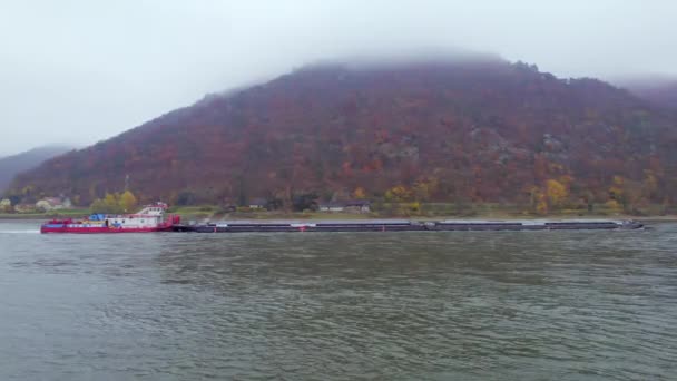 Cargo Pusher Boat Foggy Πρωινό Στον Ποταμό Δούναβη — Αρχείο Βίντεο