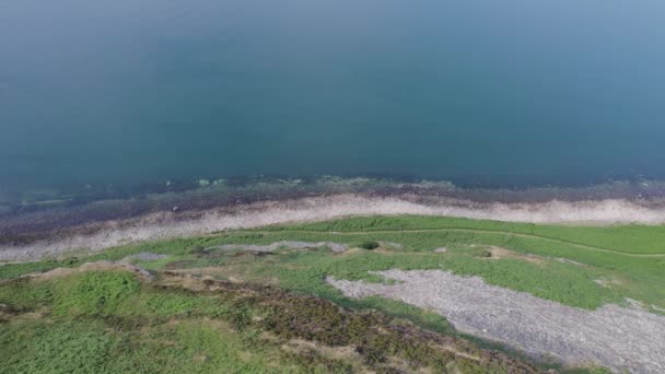 美しい山々とスコットランドの聖なる島の海岸に沿って飛ぶ — ストック動画