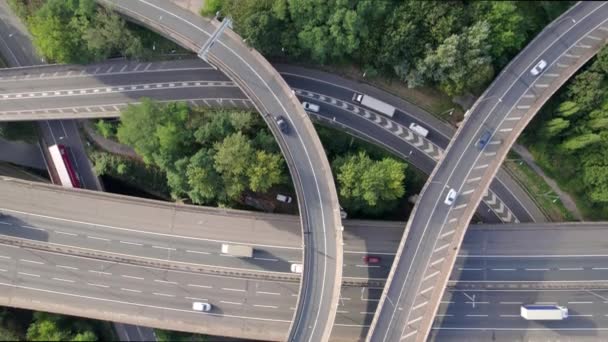 驾驶车辆通过混合式保龄球交汇处的空中景观 — 图库视频影像