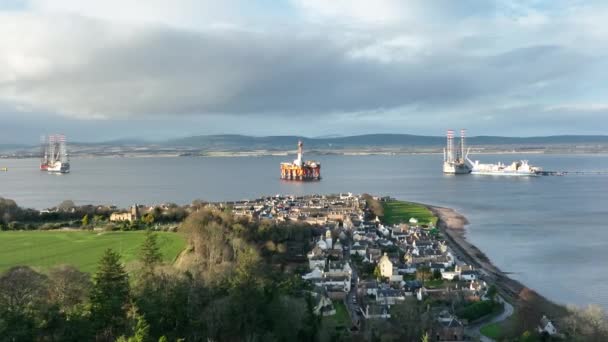 Oil Rigs Distância Além Cromarty Town Escócia — Vídeo de Stock