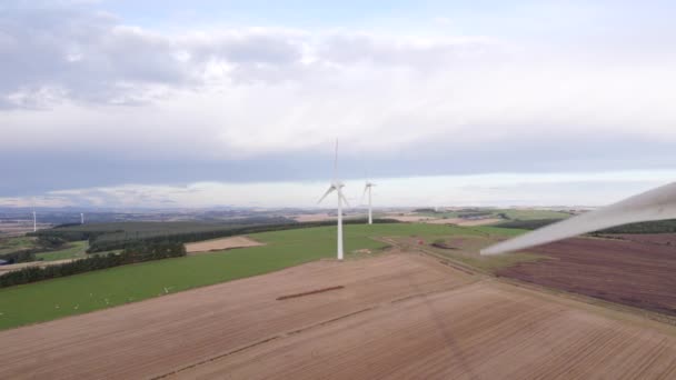 Vista Aérea Perto Uma Turbina Eólica Que Gera Energia Renovável — Vídeo de Stock