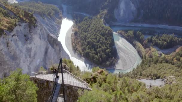 스위스 의보고 구경하는 등산객들 — 비디오