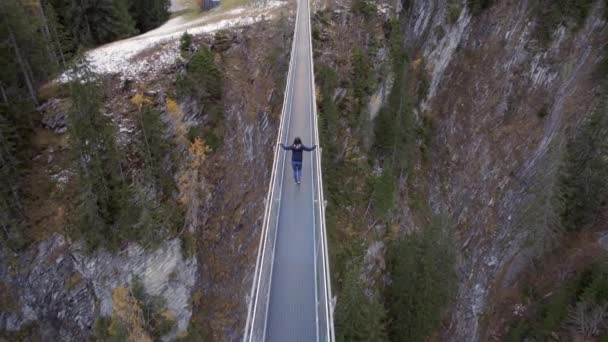 Meisje Oversteken Van Een Voetgangersbrug Spanning Een Ravine — Stockvideo