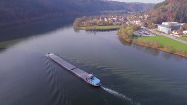 Nehirdeki Kargo Teknesi Bir Nehir Kıvrımı Boyunca Kargo ve Malzeme Taşımacılığı