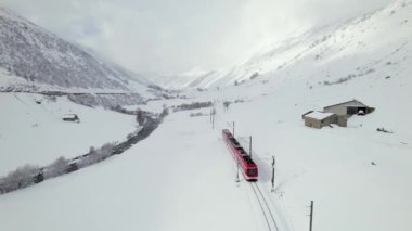İsviçre 'deki Kar Treni Yolcuları ve Kayakçıları Kayak Tesislerine Mekik Ederdi