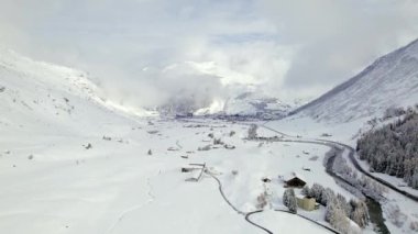 İsviçre 'de kışın kar yağışlı Hospental VIllage