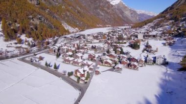İsviçre 'deki Tasch Köyü Kış Havacılık Manzarasında