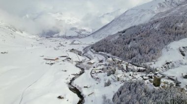 İsviçre 'de kışın kar yağışlı Hospental VIllage