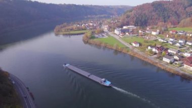 Nehirdeki Kargo Teknesi Bir Nehir Kıvrımı Boyunca Kargo ve Malzeme Taşımacılığı