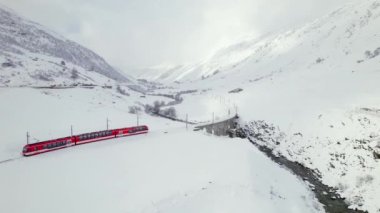 İsviçre 'deki Kar Treni Yolcuları ve Kayakçıları Kayak Tesislerine Mekik Ederdi