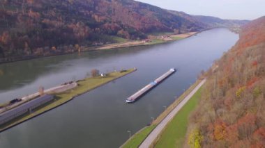 Güz Nehri Boyunca Yük ve Malzeme Taşıma Nehrindeki Kargo Teknesi