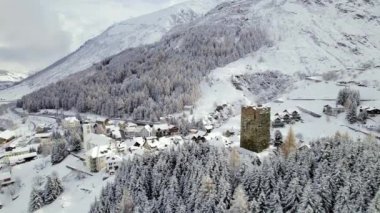İsviçre 'de kışın kar yağışlı Hospental VIllage