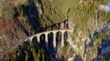 Bir İsviçre Treni Landwasser Viyadük 'ünden geçiyor