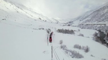 İsviçre 'de Kayak Treni Yolcuları ve Kayakçıları Kayak Tesislerine Mekik Ederdi
