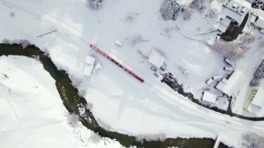 İsviçre 'deki Kar Treni Yolcuları ve Kayakçıları Kayak Tesislerine Mekik Ederdi