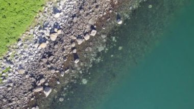 Bir Rocky Kıyı Şeridi Kuş Gözü Görünümü