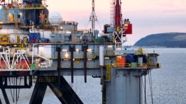 Petrol ve Gaz Sondaj Aracının Hava Görüntüsünü Kapat