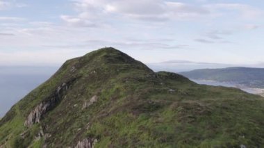 Dağlık ve Kıyı manzaralı İskoç Kutsal Adası