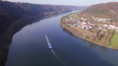 Güz Nehri Boyunca Yük ve Malzeme Taşıma Nehrindeki Kargo Teknesi