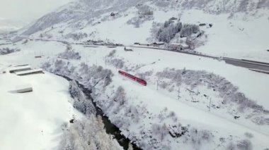 İsviçre 'de Kayak Treni Yolcuları ve Kayakçıları Kayak Tesislerine Mekik Ederdi