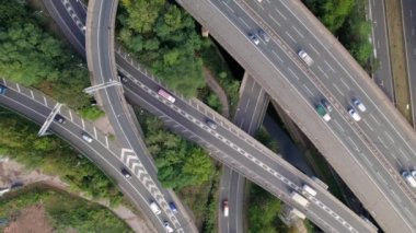 Karışık bir kaseden geçen araçlar Hava Araç Görünümü