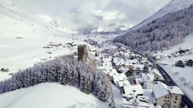 İsviçre 'de kışın kar yağışlı Hospental VIllage