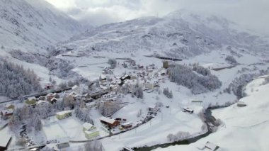 İsviçre 'de kışın kar yağışlı Hospental VIllage