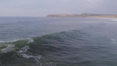 Okyanus Dalgaları kıyıya yaklaştıkça Yükseklik ve Güç kazanıyor