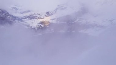 İsviçre 'nin Karlı Dağları' ndaki Oeschinen Gölü Sisli Bir Sabah
