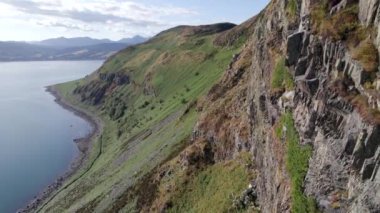 Dağlık ve Kıyı manzaralı İskoç Kutsal Adası