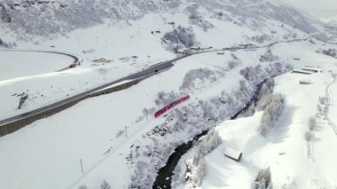 İsviçre 'de Kayak Treni Yolcuları ve Kayakçıları Kayak Tesislerine Mekik Ederdi