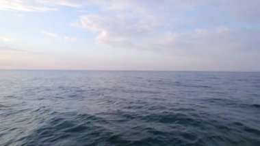 Gün doğumunda okyanusun üzerinden alçak uçuş