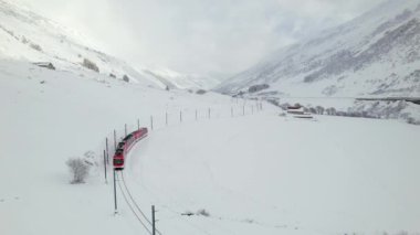 İsviçre 'deki Kar Treni Yolcuları ve Kayakçıları Kayak Tesislerine Mekik Ederdi
