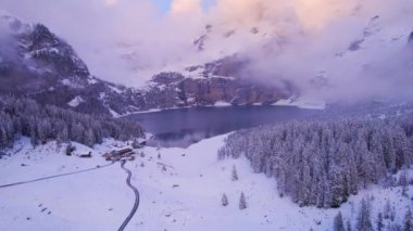 İsviçre 'nin Karlı Dağları' ndaki Oeschinen Gölü Sisli Bir Sabah