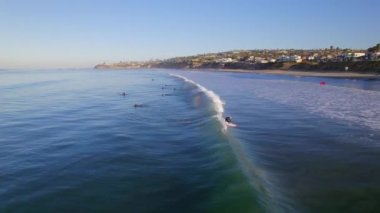 San Diego 'da sabahın erken saatlerinde Pacific Beach' te sörfçüler.