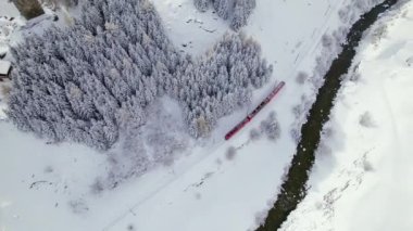 İsviçre 'deki Kar Treni Yolcuları ve Kayakçıları Kayak Tesislerine Mekik Ederdi