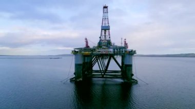 İskoçya 'da petrol ve gaz sondaj platformu Kuzey Denizi' ne gönderilmeyi bekliyor