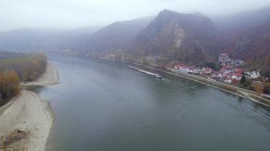 Tuna Nehri 'nde Sisli Sabah Kargo Teknesi