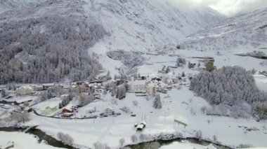 İsviçre 'de kışın kar yağışlı Hospental VIllage